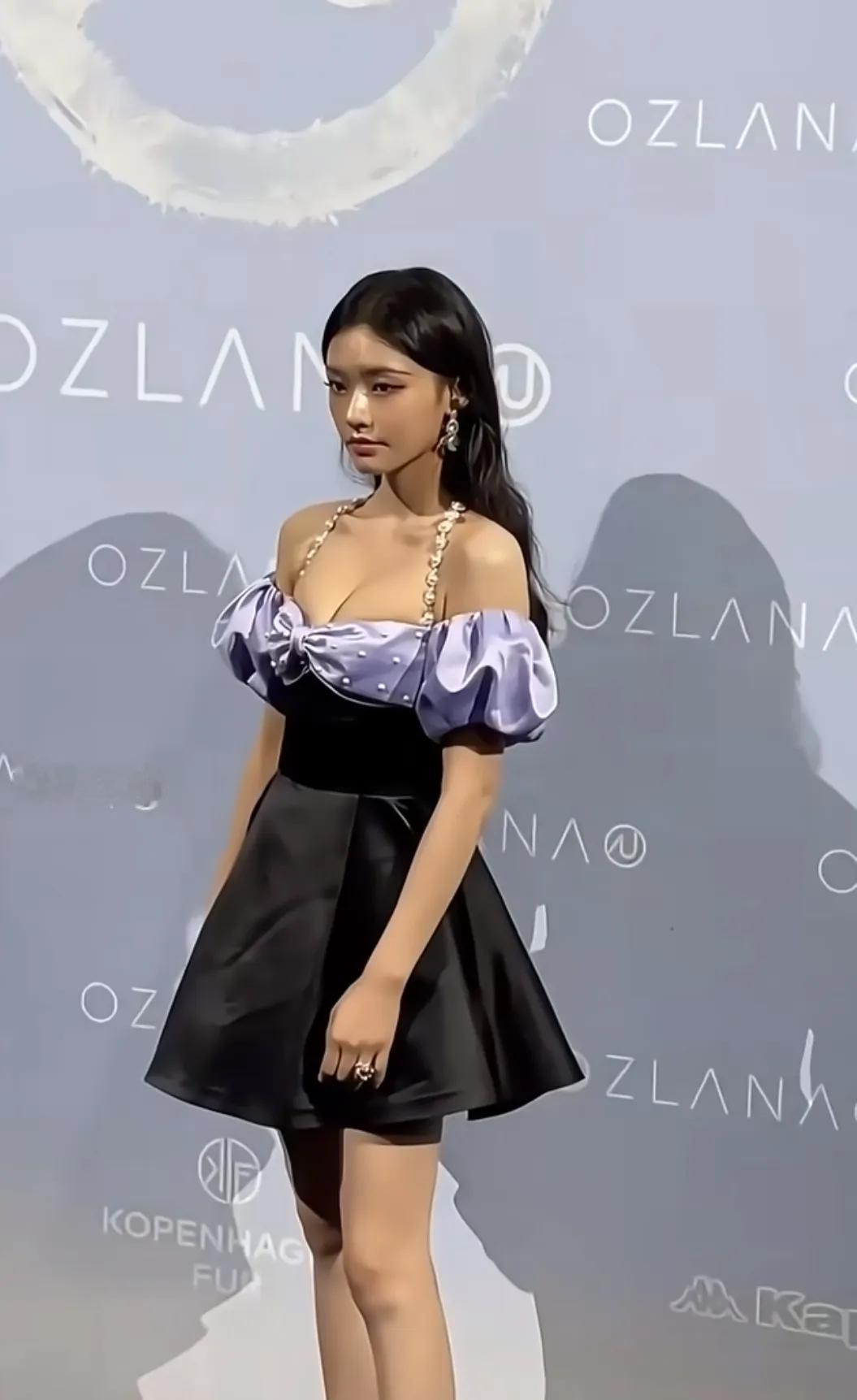 林允怎么变得这么黑了她美黑了吗？走吉克隽逸路线？这次的衣服好土啊！妆容也好黑