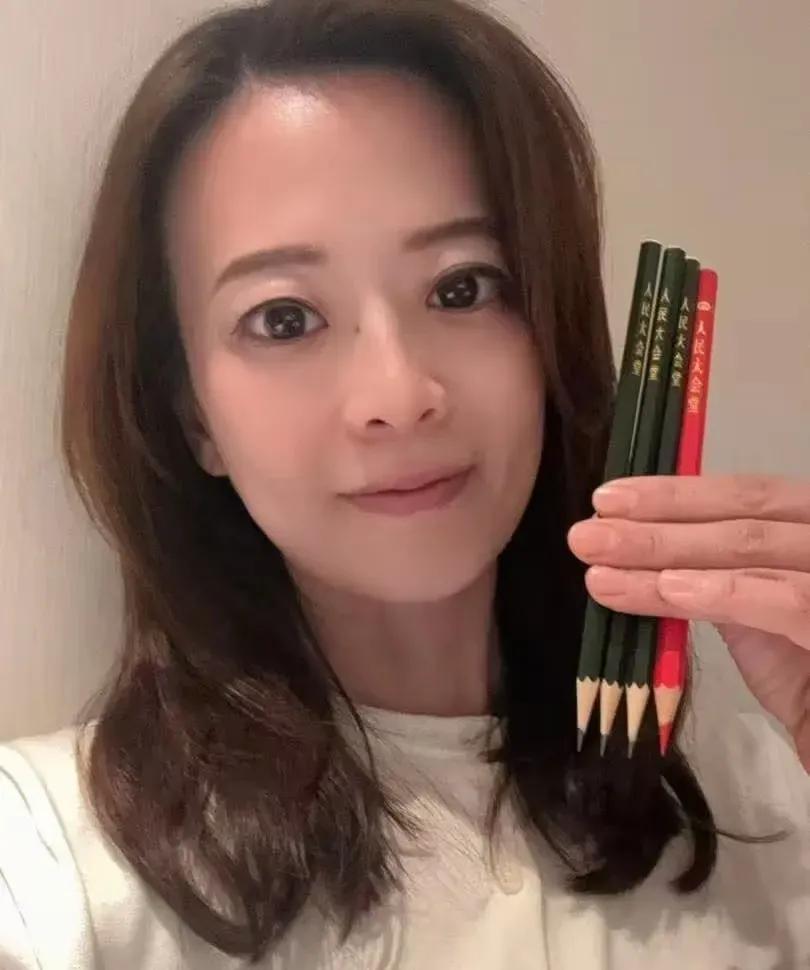 国民党发言人江怡臻回到台湾分享自己的“趣事囧事”。趣事是她把人民大会堂的铅笔带回