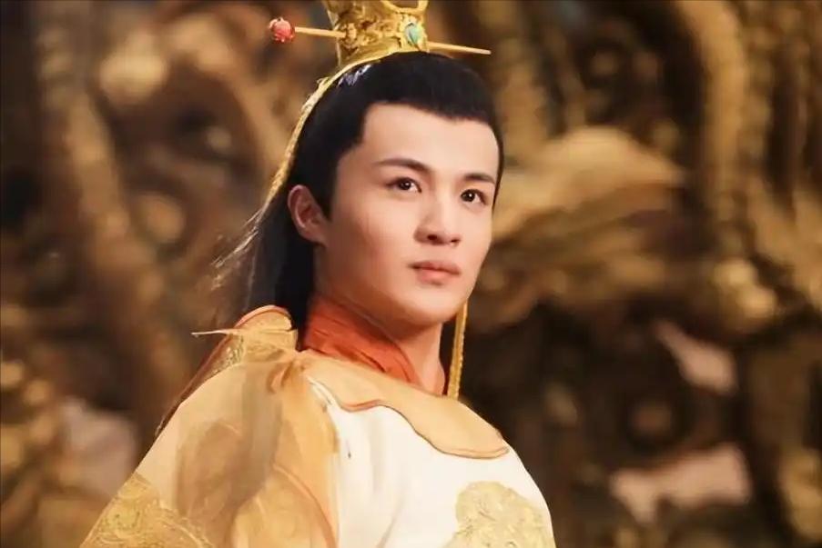 26年太子，熬死了父皇，熬垮了自己。等到龙椅终于轮到他坐的那天，他已经中风，连一