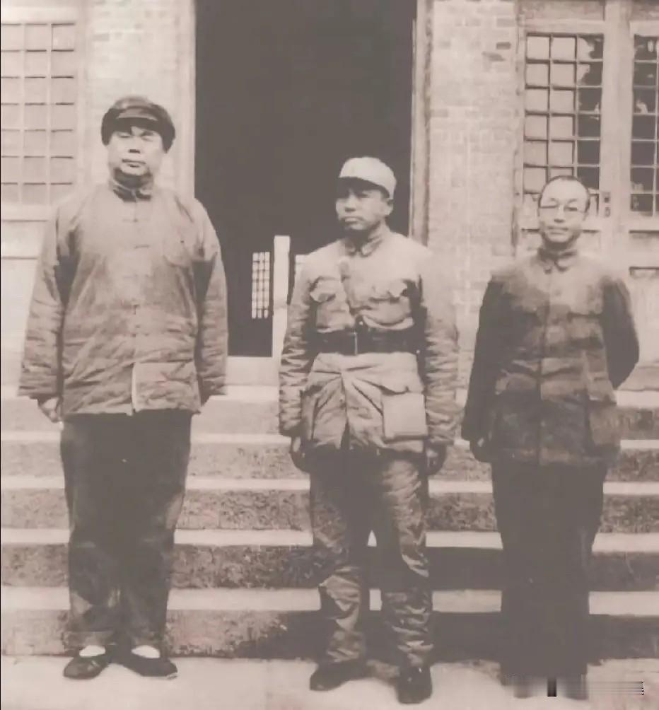 1938年，武汉会战期间彭德怀与冯玉祥等人留影。据冯玉祥日记记载，两人握手后，冯