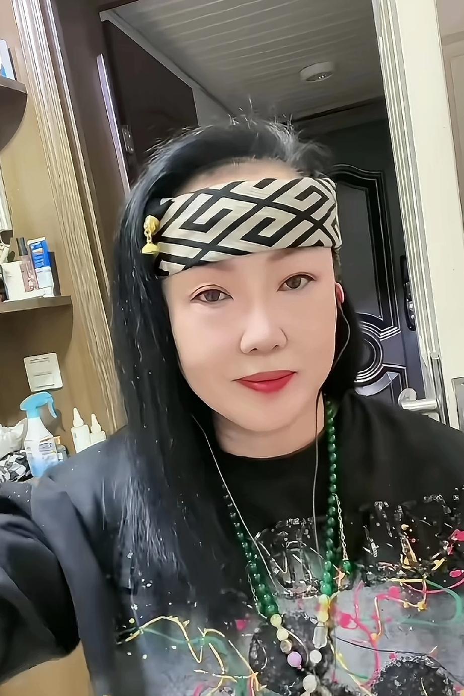 你能看出这个又酷又飒的美女是谁吗？她就是《乡村爱情》中刘能的老婆，刘英的老妈，赵