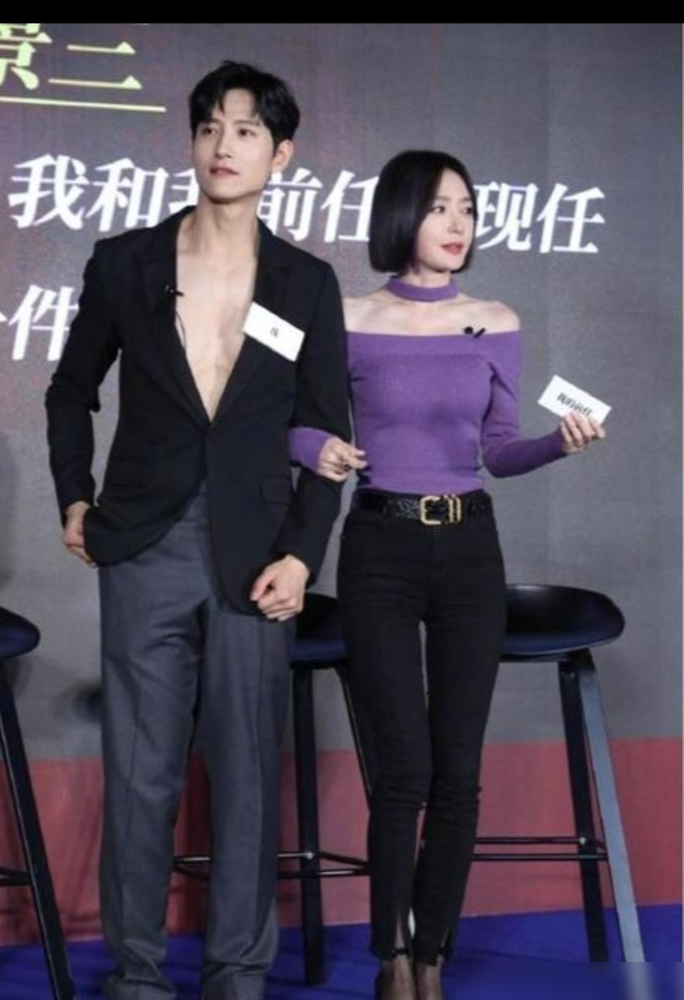 46岁秦岚和20出头张艺凡同台，生图直接把我看愣了。秦岚腰围58，体脂不到20%，穿酒红长裙往那一站