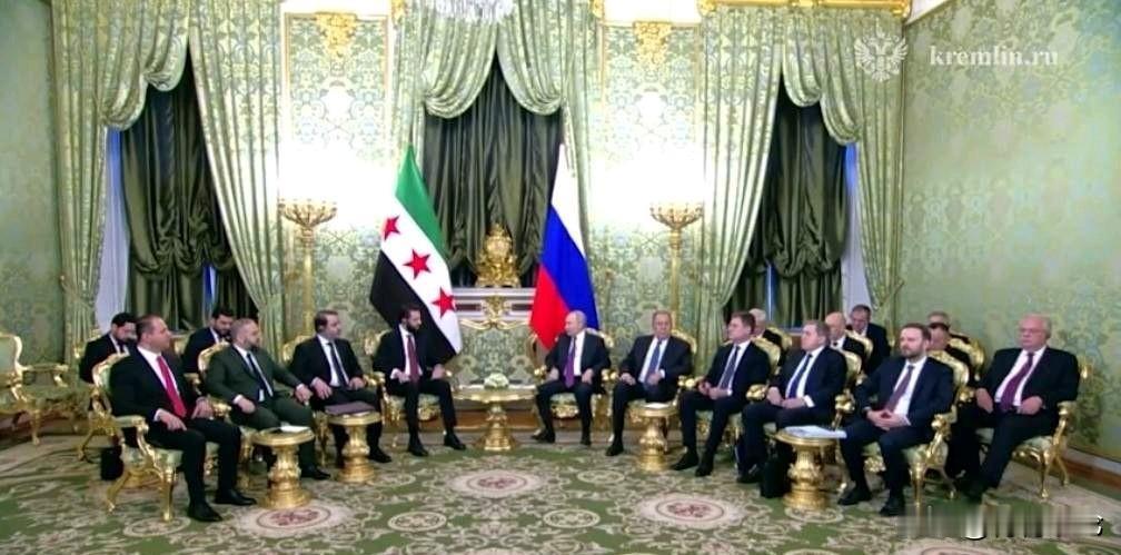 叙利亚新政府领导人沙拉再次造访俄罗斯，并与俄罗斯总统普京会谈。在双方会谈的公开部