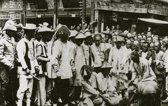 1855年，京城，小刀会一名女将被凌迟处死，她被五花大绑地捆在木桩上，衣服被扒光