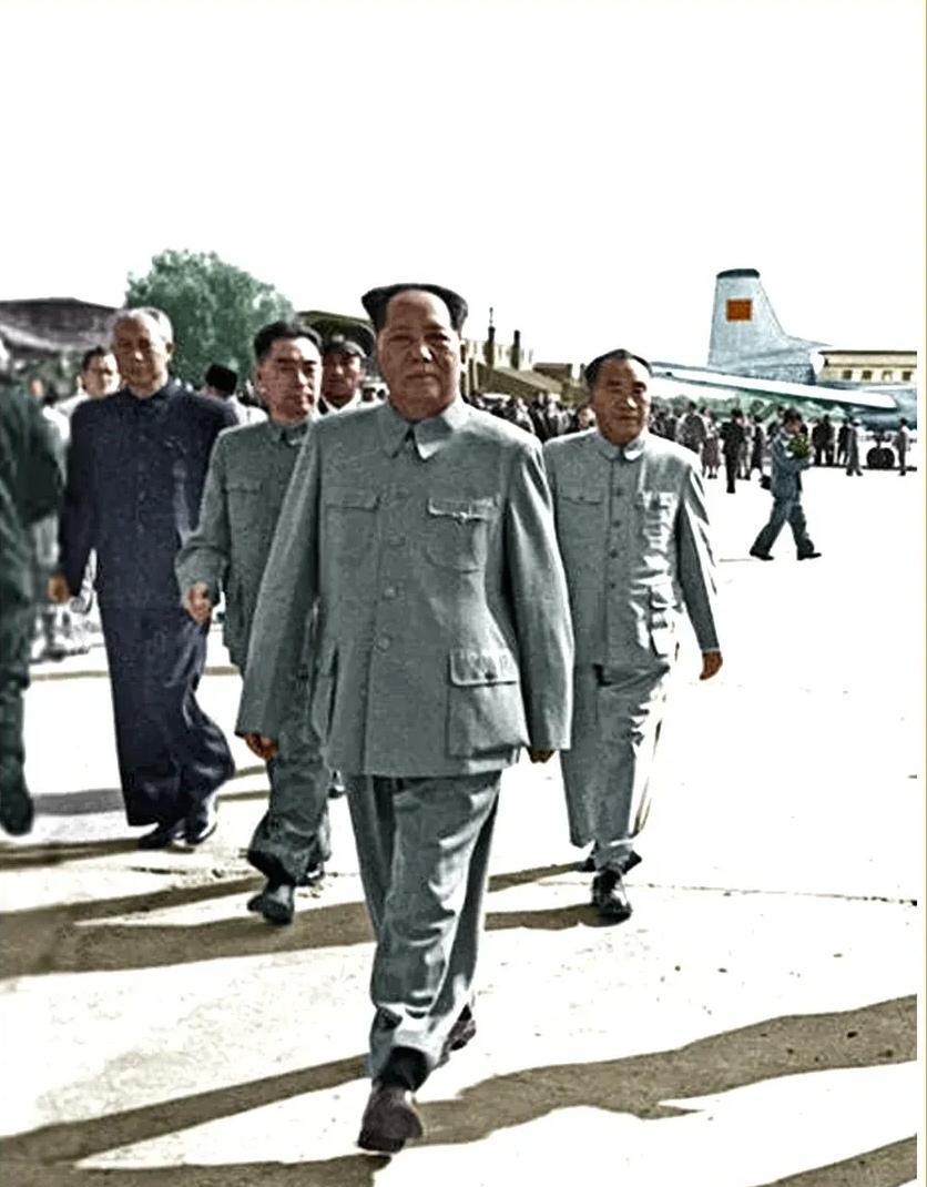 1956年9月30日，印尼总统苏加诺访问中国，由毛泽东主席陪同在机场检阅海陆空三