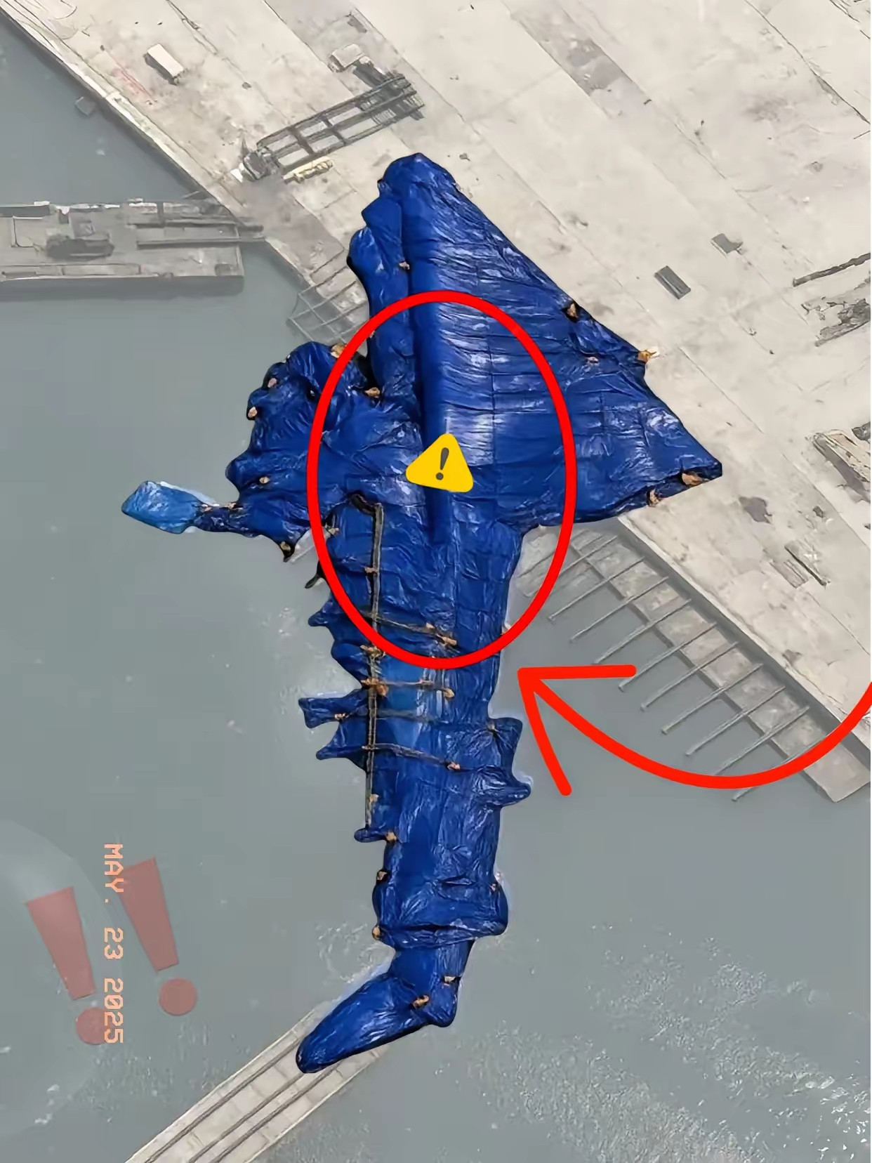卫星图里蓝色塑料布一掀开，船尾倒是滑下去了，船头却像被钉住似的，龙骨扭成麻花，修