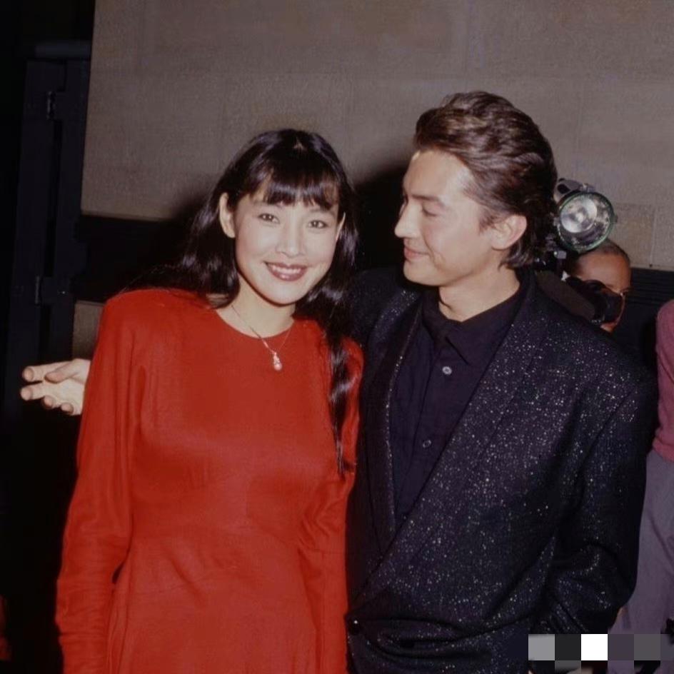 尊龙看陈冲的眼神，真的好喜欢哇！当年尊龙和陈冲在国外宣传电影《末代皇帝》，留下