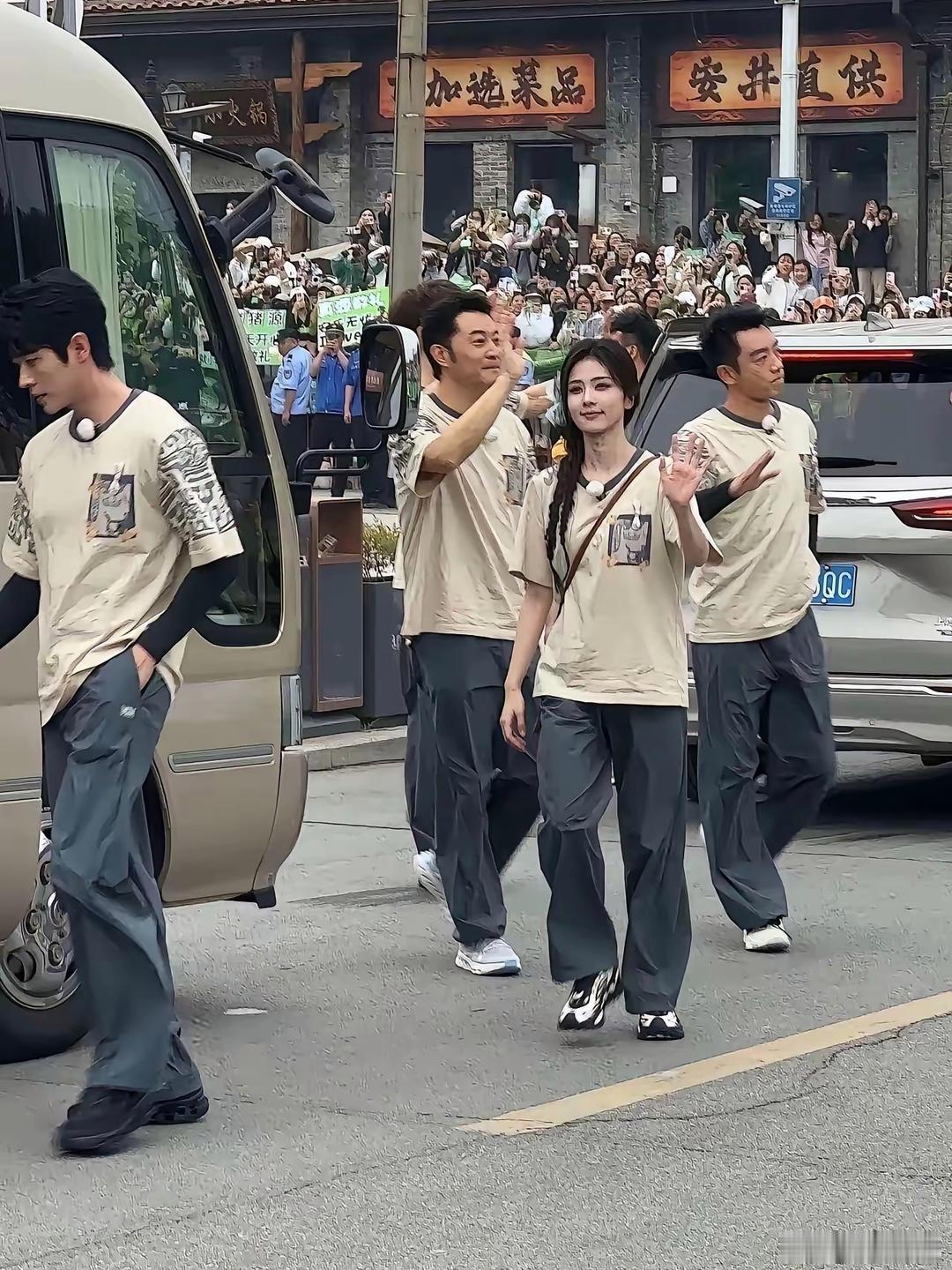 白鹿电视上看着感觉一般般，现实中真的漂亮！