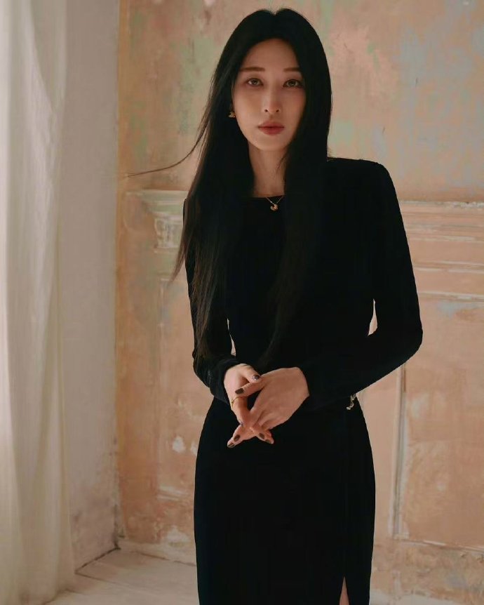 张俪森林里的黑天鹅张俪一袭紧身黑裙，化身森林里的黑天鹅女神，那气质那风采，直