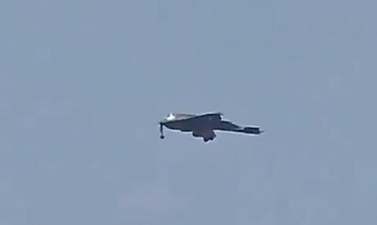 美国网友在德州拍到一架飞机飞过空军基地，应该是川普口中的六代隐形战略轰炸机B-2