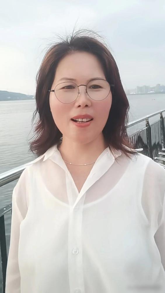 汪小菲家保姆摊牌了，攒够四五百万，亲口说干完明年就回河南老家！你别以为她就是