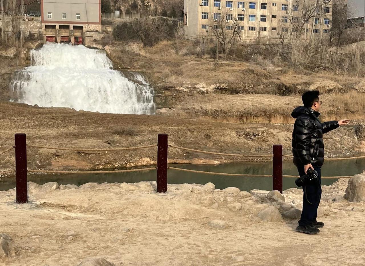 瀑布前遇见摄影大师美咋咧自然景观户外徒步