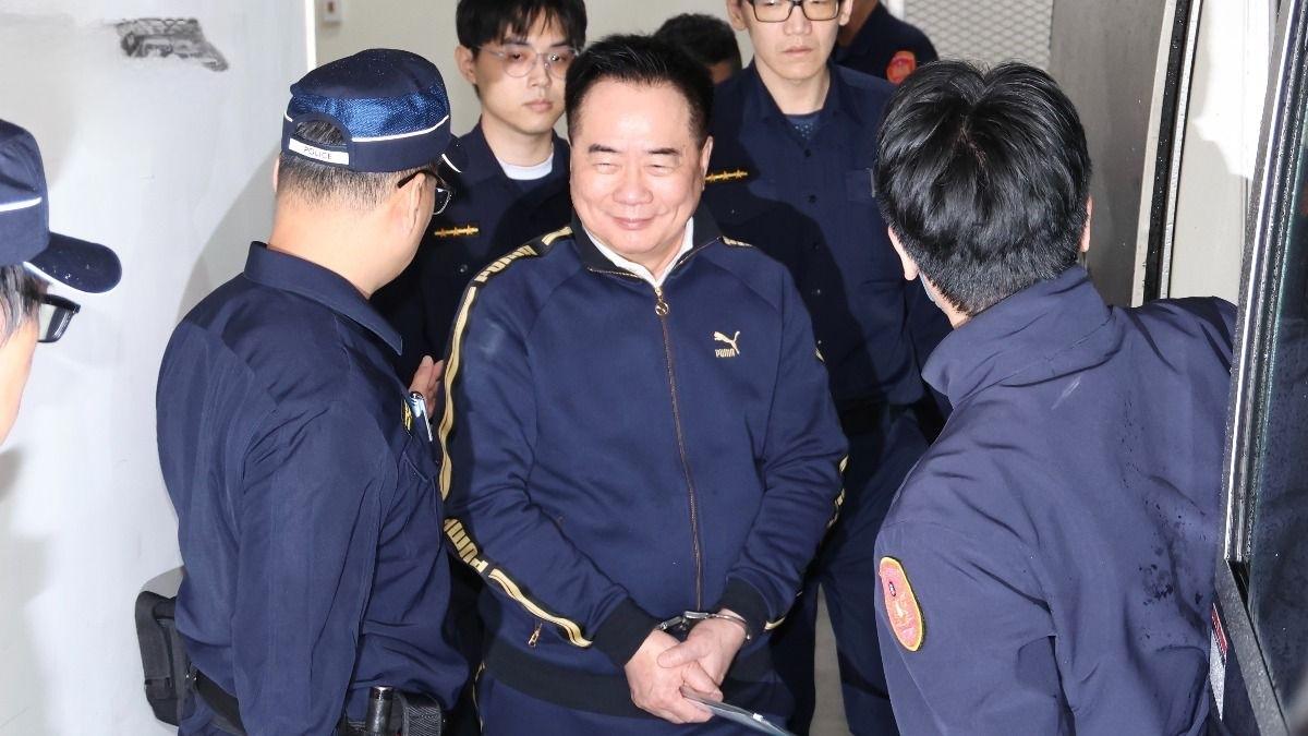 快讯／蔡正元带着手铐，笑着上囚车，我自横刀向天笑，去留肝胆两昆仑！蔡正元于今