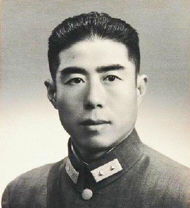 1950年，四川解放后不久，一位村姑举报丈夫“不像普通人”。解放军派人来查，一