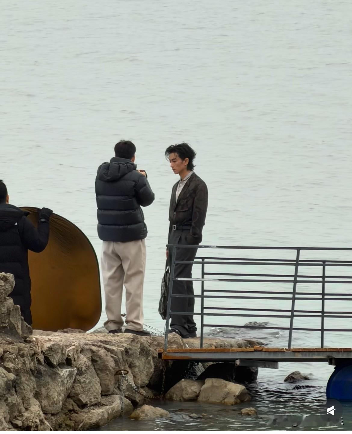 走路也像！[捂脸哭]侧脸更像王星越！[笑着哭][笑着哭]拍杂志是顺便的，昨天就