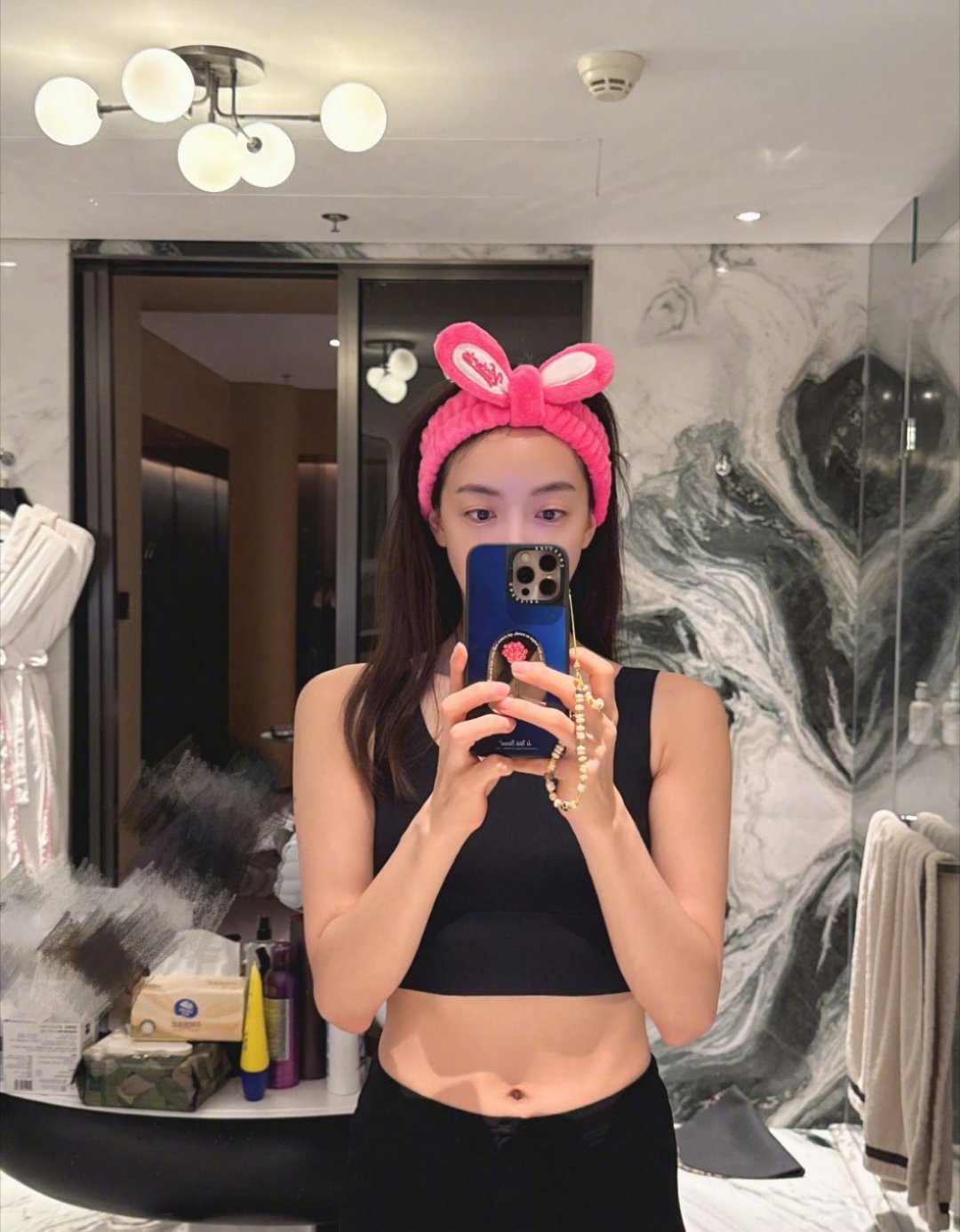 宋茜！！昨晚看山河枕看哭了，餐巾纸必备[哭哭][哭哭][哭哭]今天继续看楚瑜！！​​