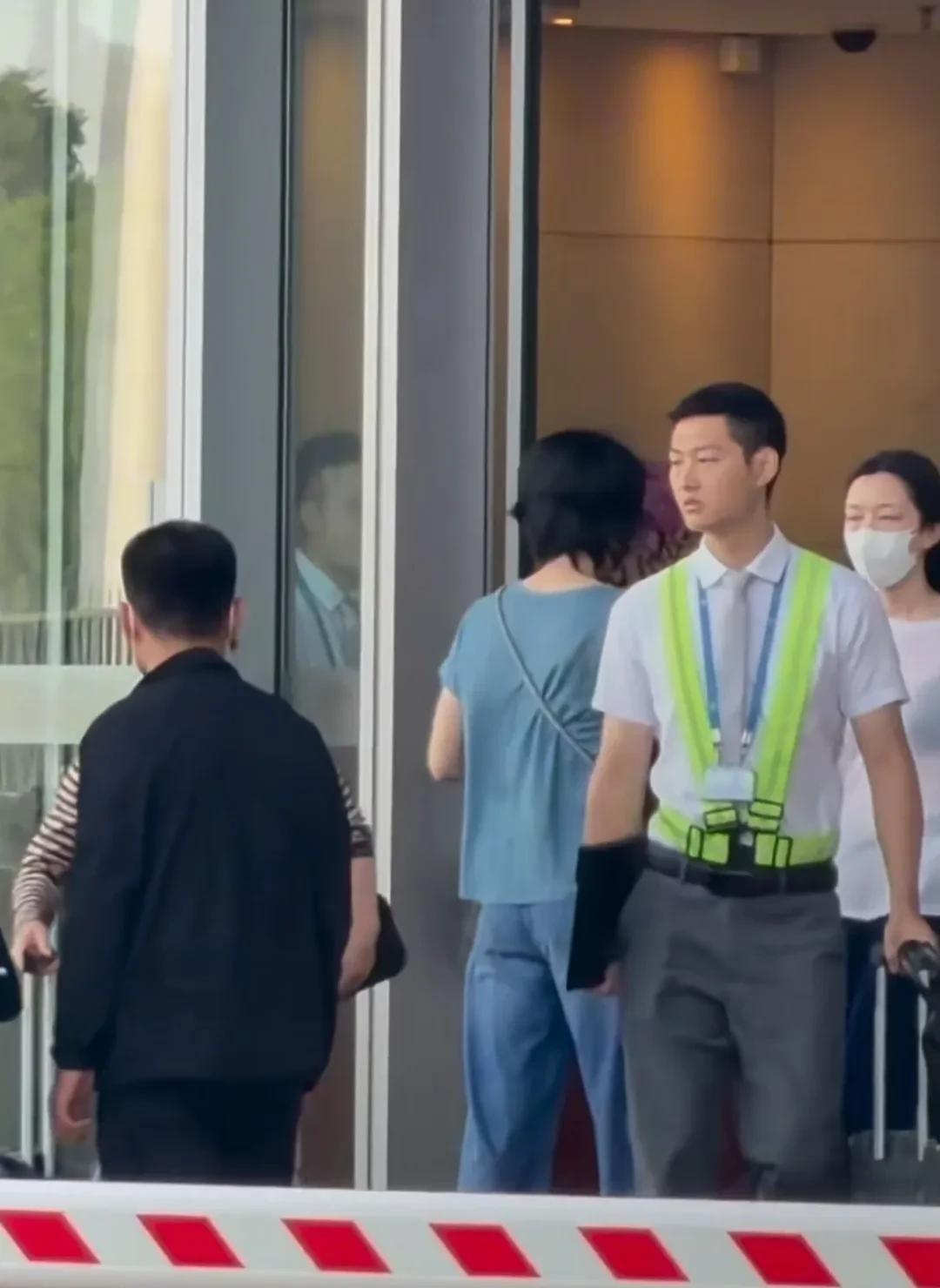王菲领闺女从大理回京，机场这组生图流出来，我突然读懂了什么叫“高级的母爱”看客