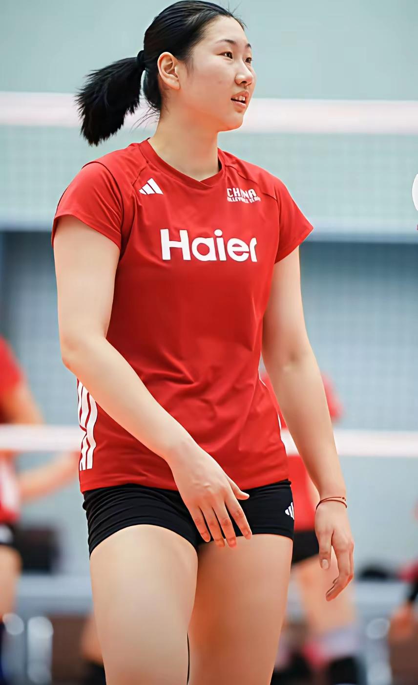 三位小将的征召，证明赵勇指导眼光独到。一、上海女排副攻王奥芊，深得老将赵蕊蕊