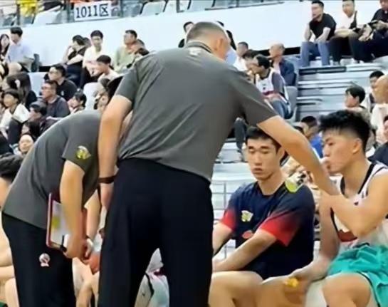 温情沟通显格局 亚帅耐心点拨队员杨溢与张皓嘉被替换下场之后，出现了十分温暖