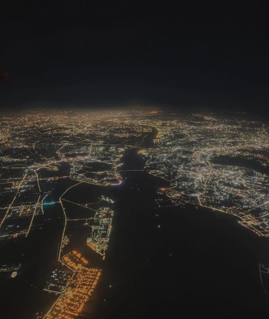 有人能看出来这是广州还是深圳的夜景吗？从青岛飞往海口的航班上，偶然低头看到窗外的