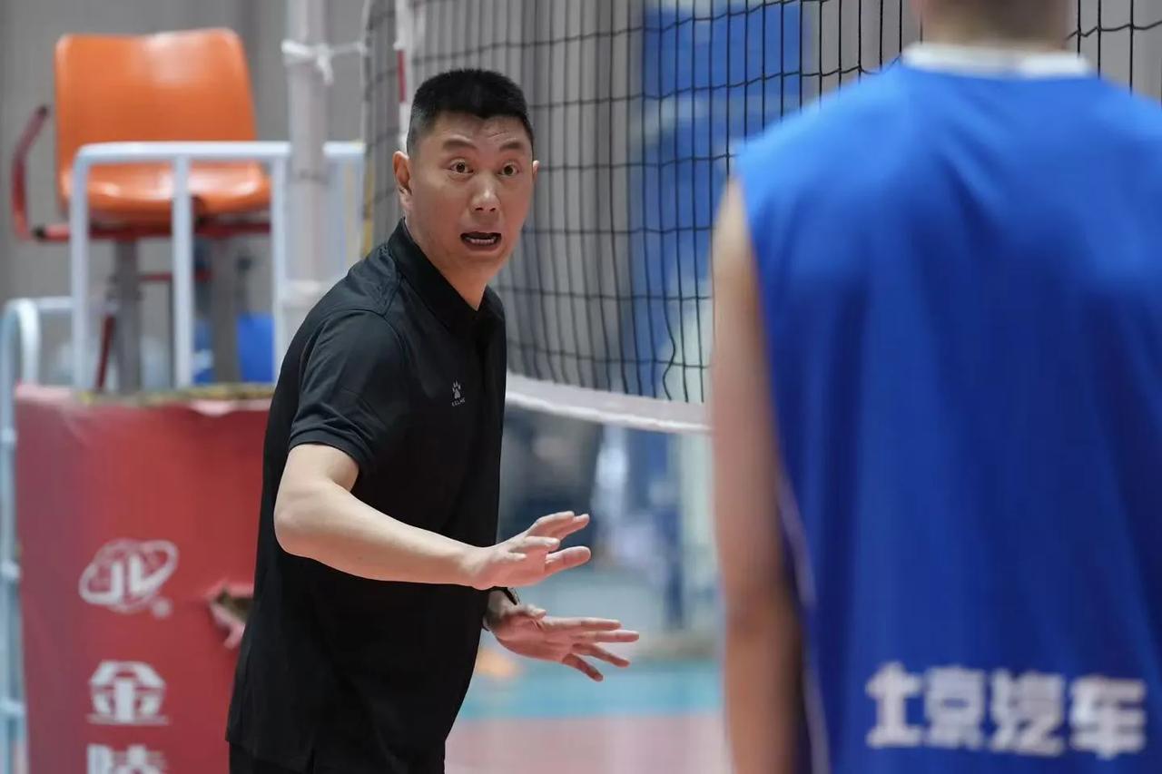 12月8日，记者来到木樨园体校观看北京北汽排球俱乐部的训练课。男排、女排两支队伍