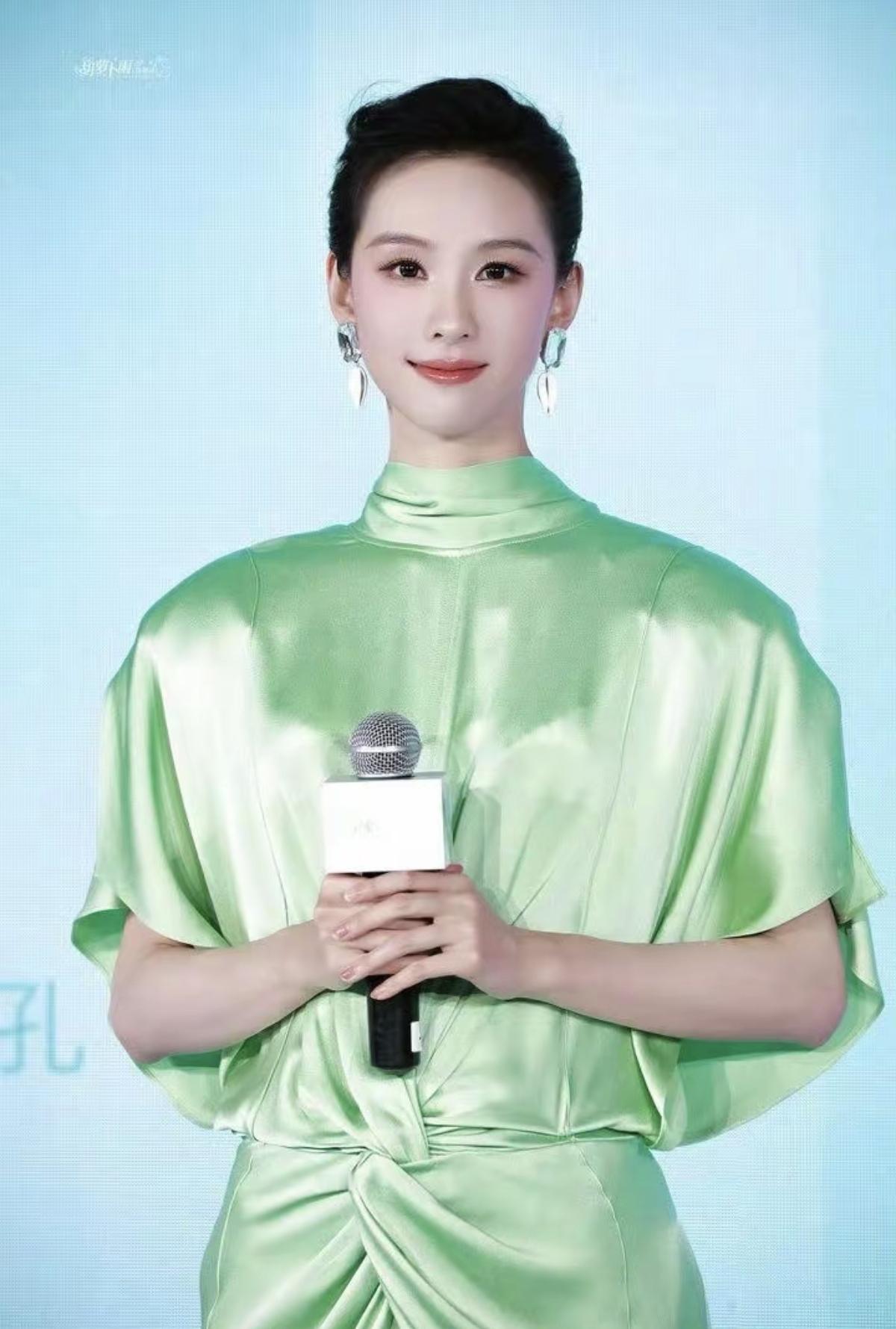  陈都灵又一次靠造型杀疯了！高盘发+青瓷绿裙，清冷感直接拉满青瓷为骨，玉