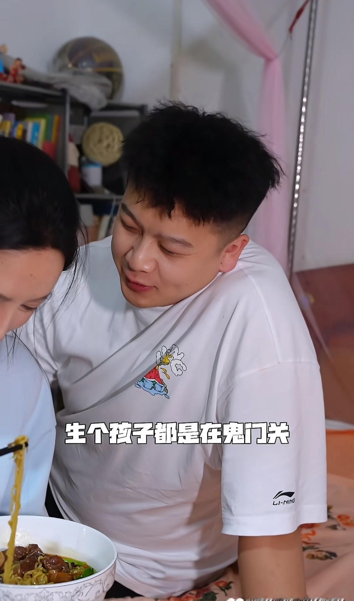 “爸，别再惦记闺女了，俩小子已经把我充电宝榨干。”麦小登一句玩笑把饭桌掀上热