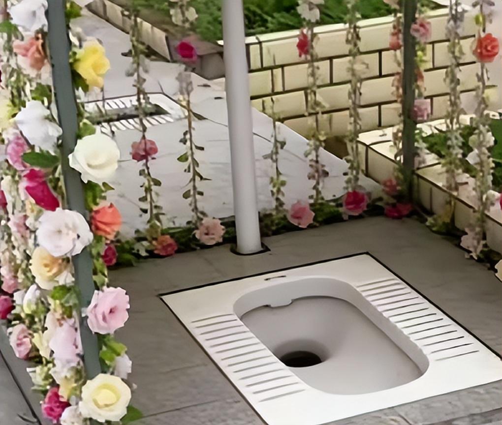 四川宜宾，男子突然内急，但自己又不熟悉路，就在手机导航找厕所，万万没想到，好不容