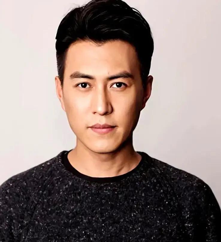 “影后隐退12年，竟靠老公翻红”李佳最后一次走红毯是2011年，肚子已经显