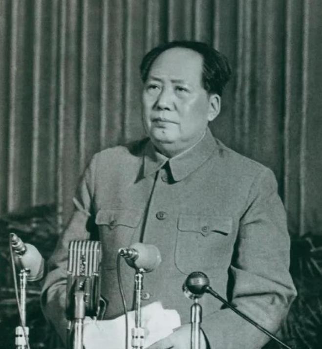 1965年6月，一次全国医疗工作会议上，一向好脾气的毛主席怒了。他拍着桌子生气