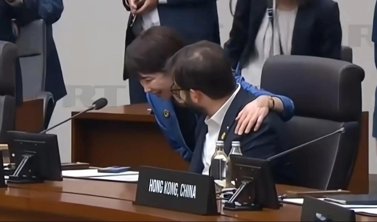 见过给人戴绿帽的，头一次见给一个国家戴绿帽的！[捂脸哭]可得留意这个老女人，属实