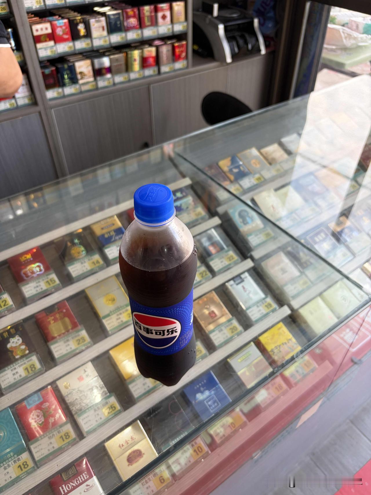 真没见过这样做生意的人！早上出门办事在一家早餐店吃了一碗牛肉面，吃完后感觉口渴，