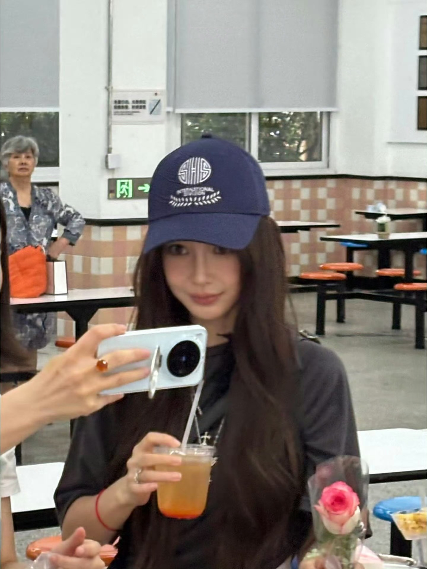 Angelababy参加小海绵学校义卖会我们天使宝贝妈咪完全是生图战神啊