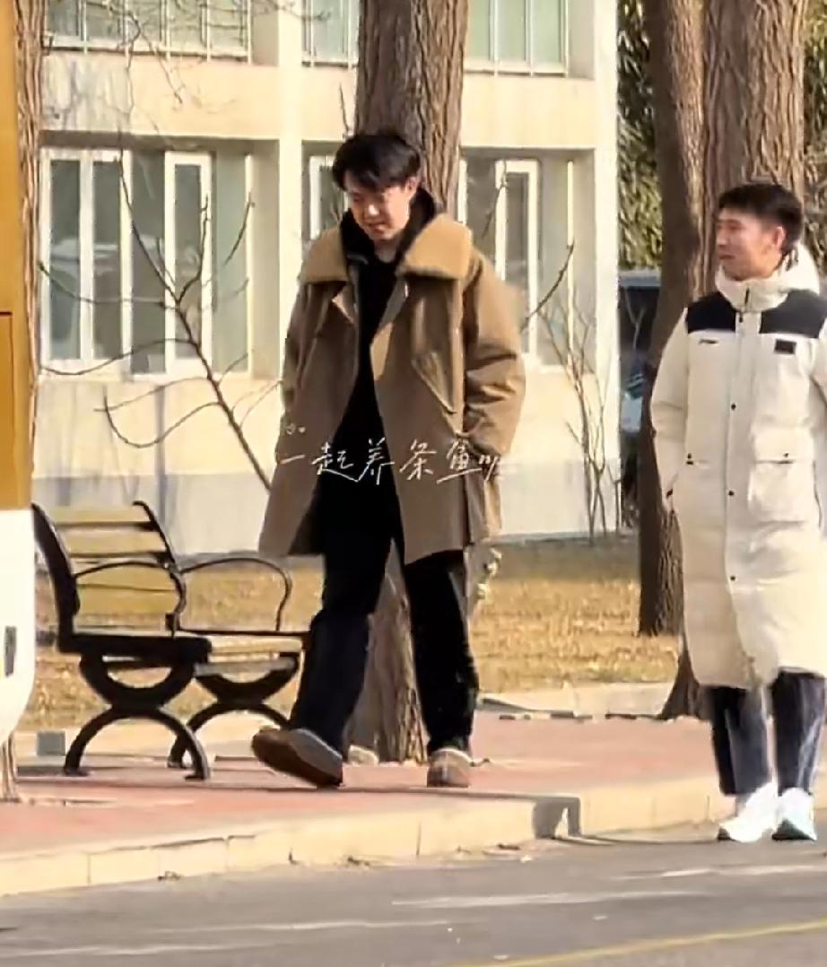 都让让开！头哥今日高调出街。开着新跑车炸街了！其实是王楚钦换了代步车，今天这款新