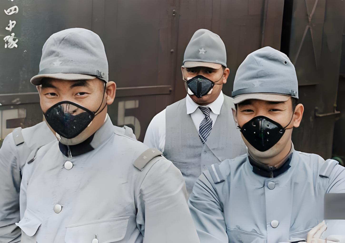 这是1937年10月全面侵华战争期间，华北前线的日本士兵。他们佩戴的并非普通防护