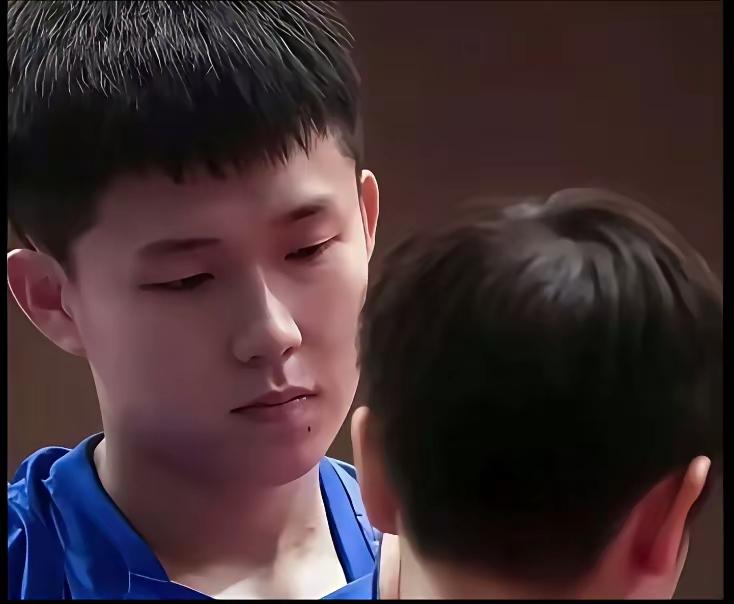 第四张照片，大头心疼莎莎快落泪了，那次莎莎输了比赛。青春无悔的两小只值得拥有这