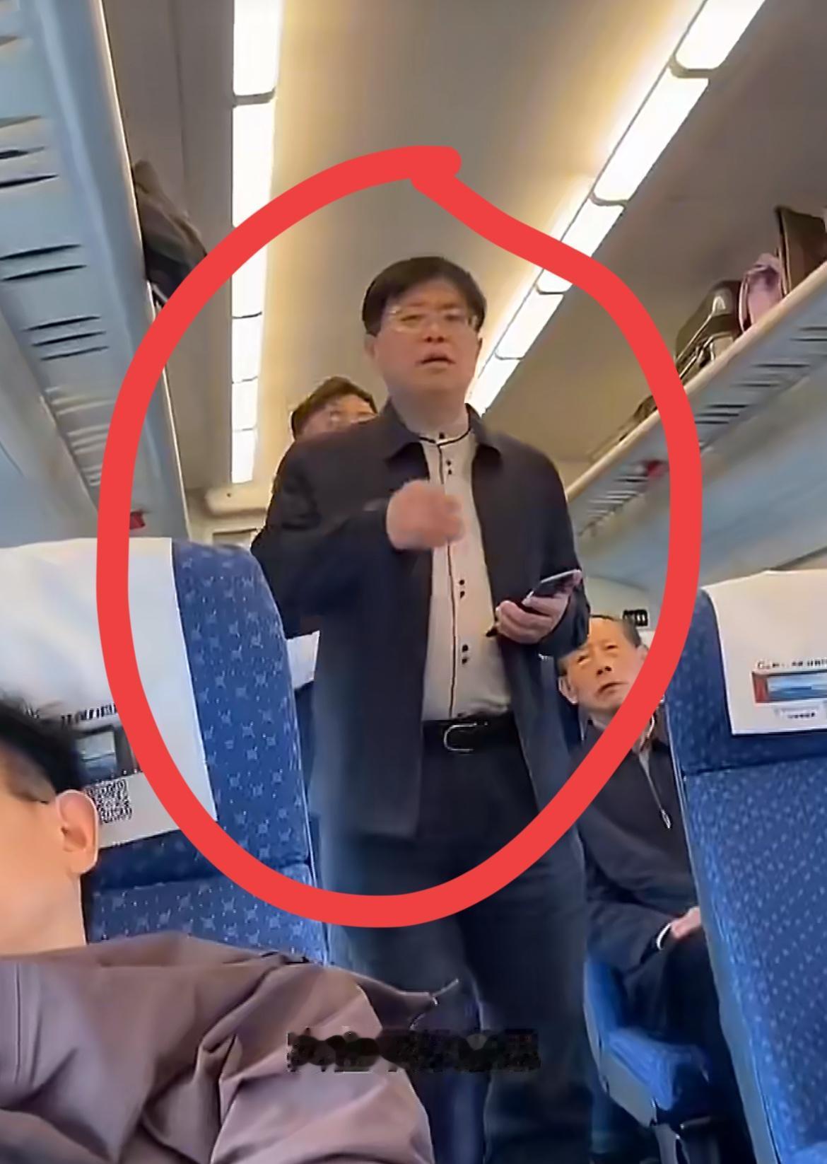 高铁上一名领导模样的男子突然警告推小车的售货员，说他太吵了，影响他休息了。声称要