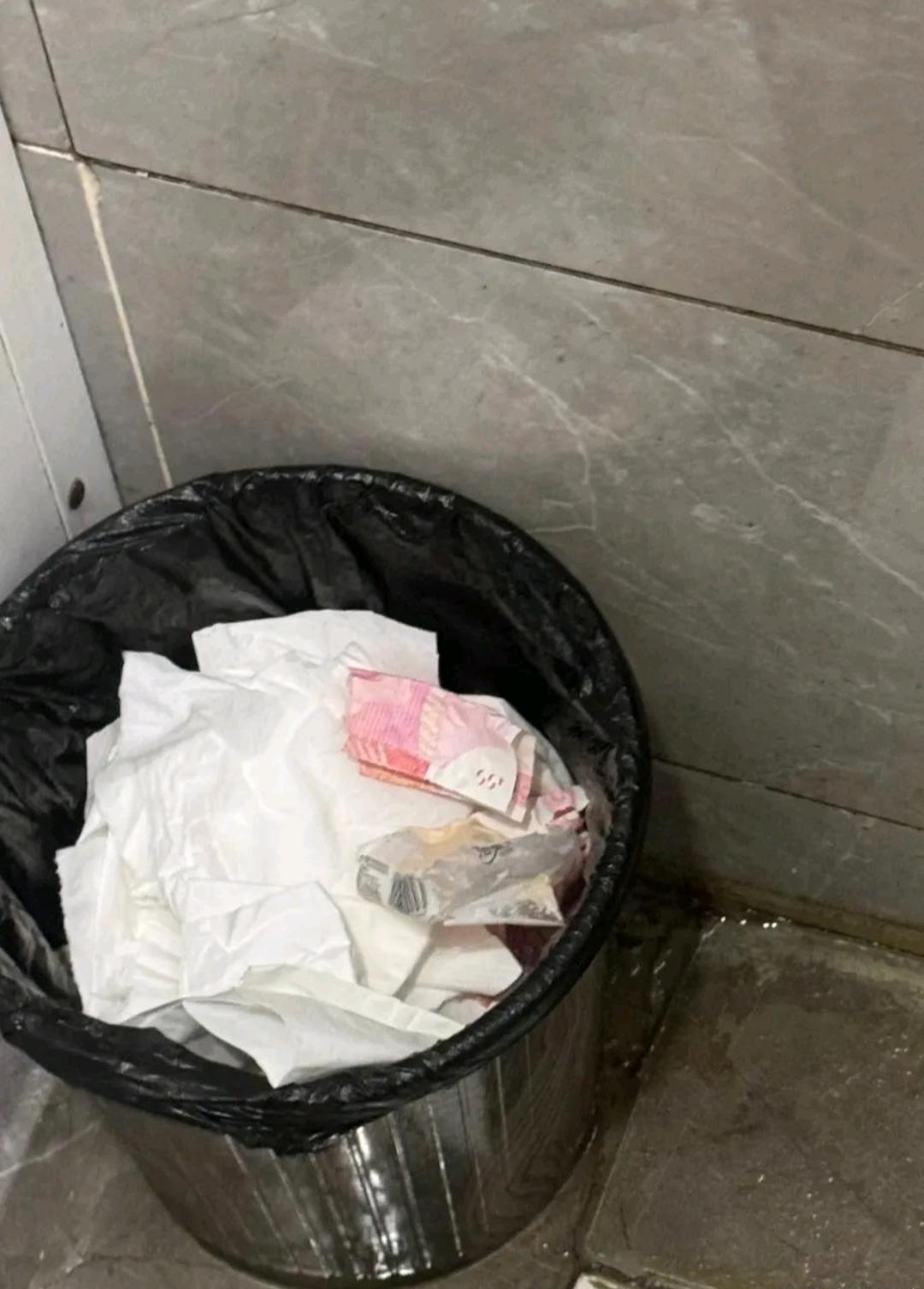 公共卫生间纸篓子里发现的，要不要捡？