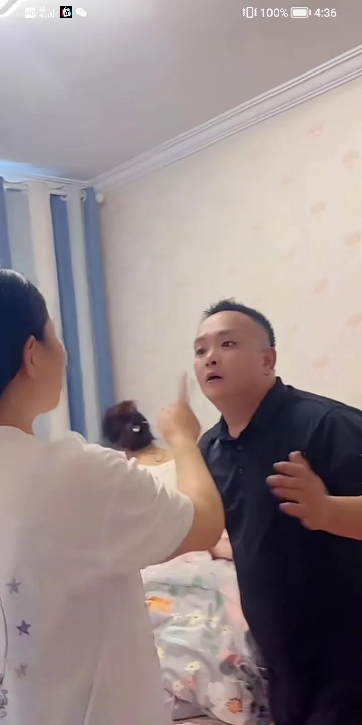 真不要脸，屋内藏娇，丈夫偷情表妹被妻子发现，气得妻子破口大骂丈夫，丈夫还狡辩说：