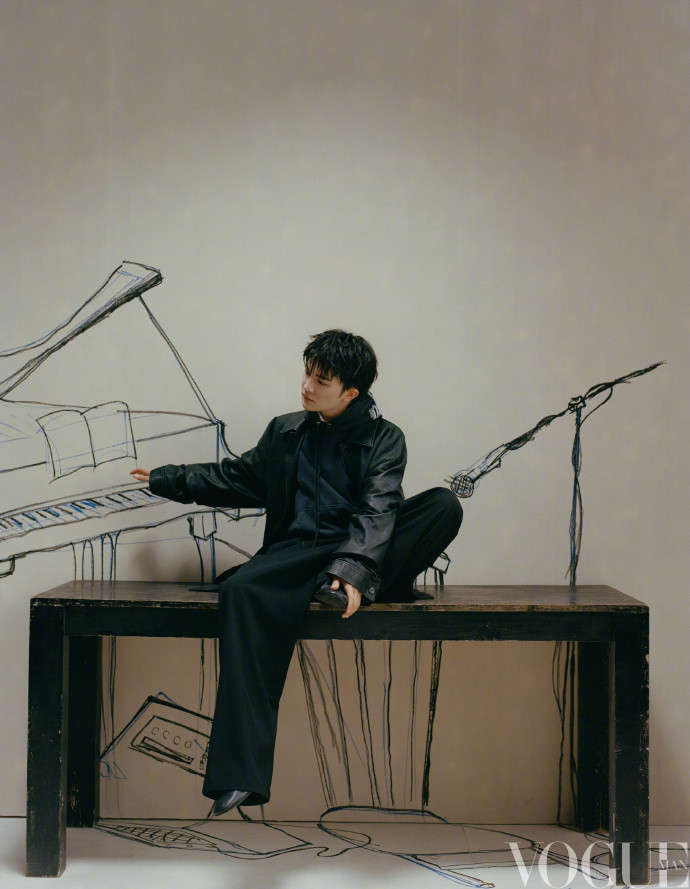 【周深说我们都有N种可能】的时尚杂志封面来啦！新年快到了，还应景地做了红发造型