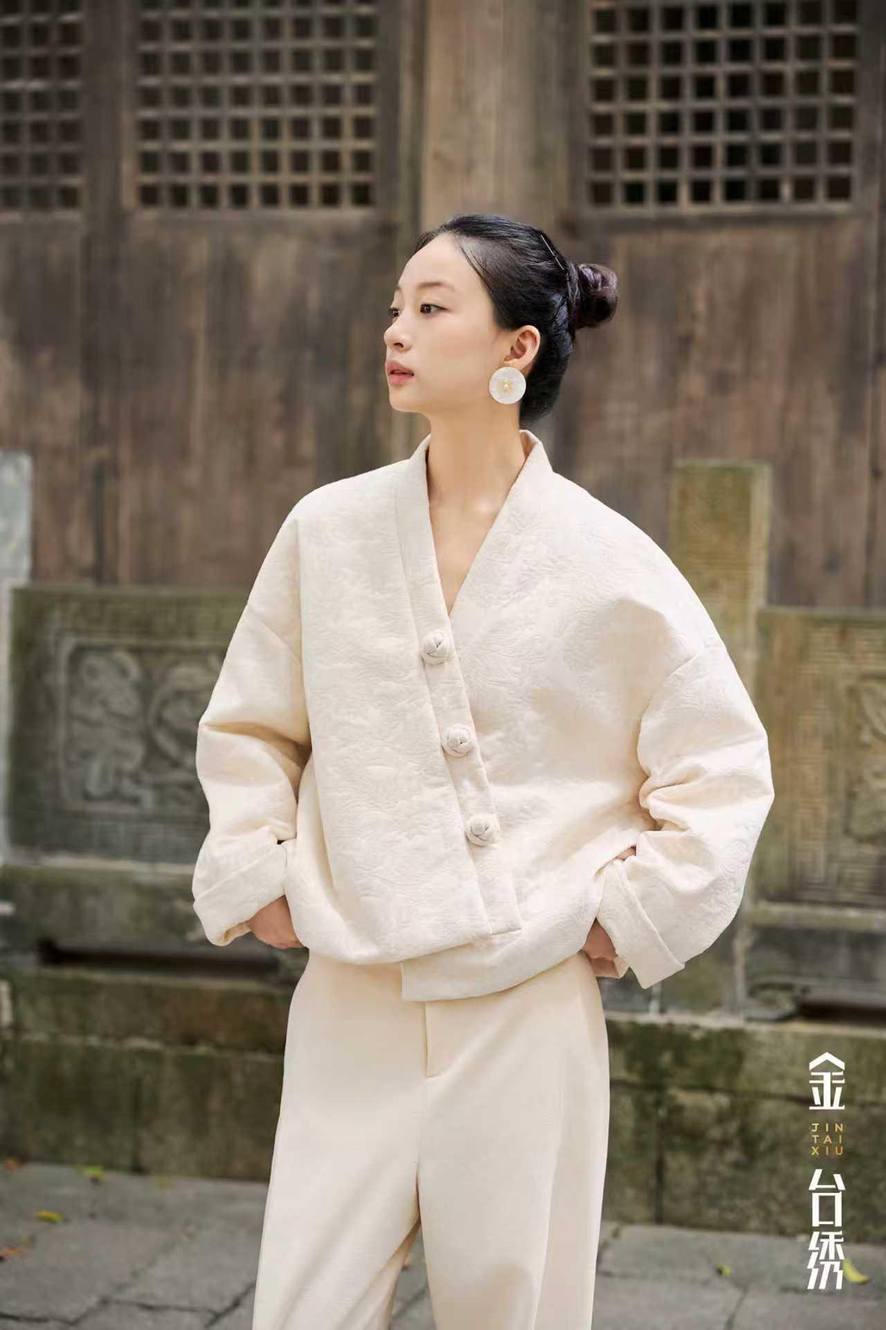 雅韵共叙着温柔米白，架构优雅气韵自在行走间，尽显温润雅致外套裤子时尚