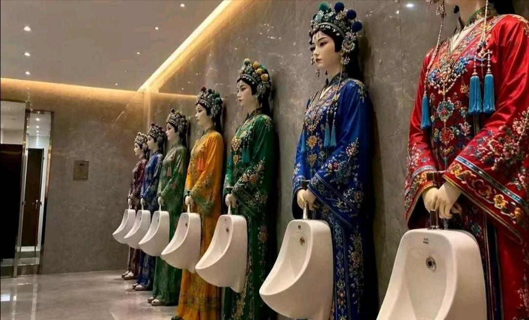 头一次见这种厕所，我在门口站了半分钟，愣是没敢进去。