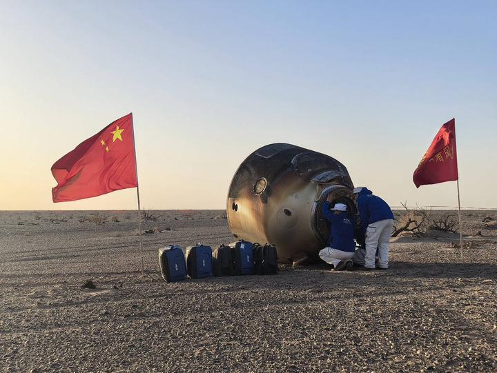 🌙神舟二十号返回舱高清大图来了，不过舷窗位置做了遮蔽处理，因为无论是其实际裂纹