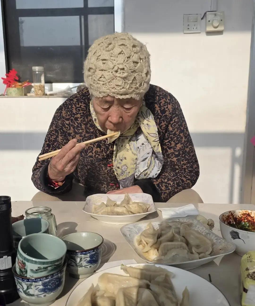 中午一锅牛肉水饺刚端上桌，香味直接把我从客厅勾进厨房。二嫂掀开锅盖，薄皮鼓得像