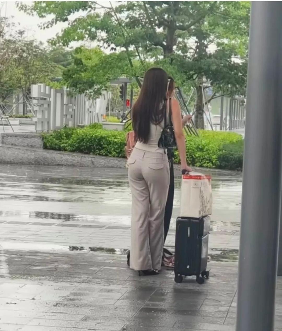 少妇身材真好看，有气质