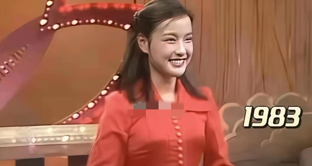 刘晓庆为了证明自己身材没有变，穿上了43年前的红衬衣。虽然两件衣服是有些区别的