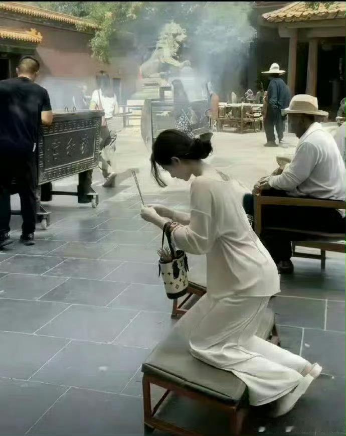 穿成这样手里拿着LV还去烧香拜佛有钱人也有烦恼吗[笑着哭]​​​