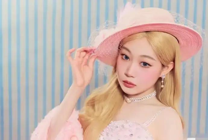 20岁黄发礼帽，全网喊她“太着急”染了金发、戴上珍珠礼帽、吊带裙一上身，小