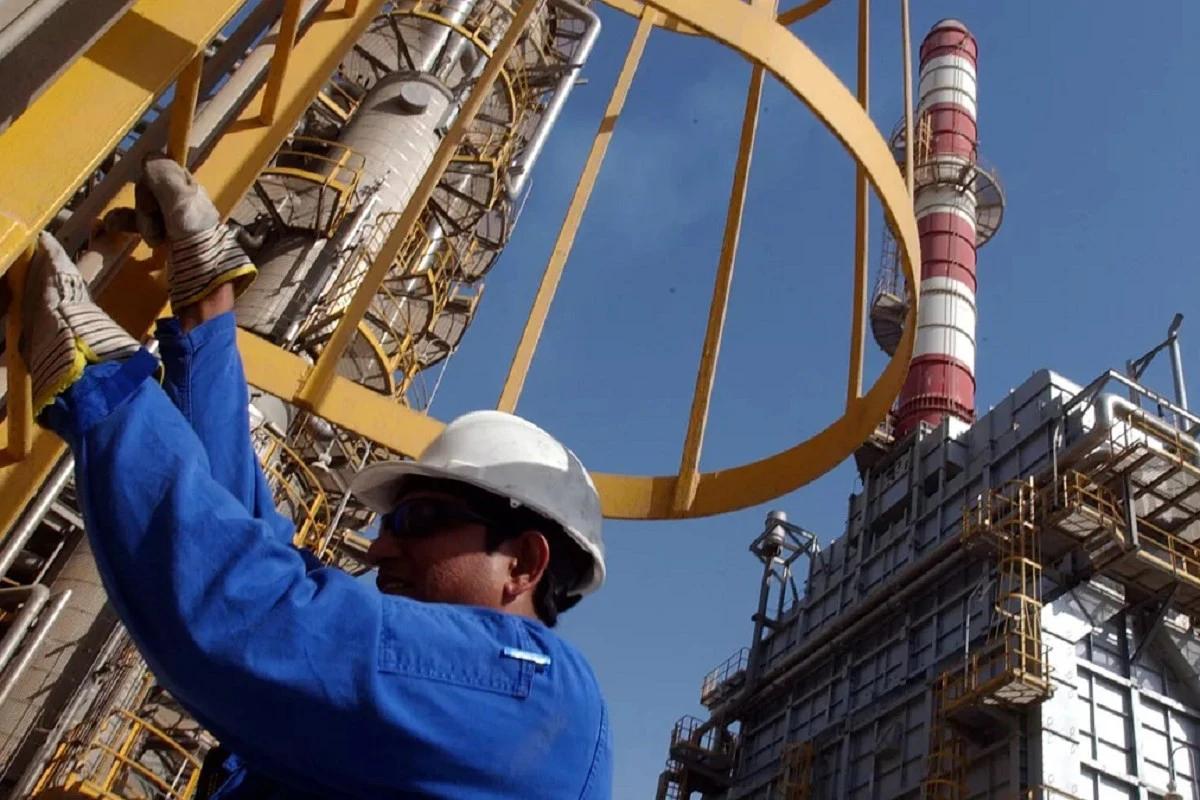 美国总统特朗普表示，由于伊朗石油产量储存能力有限，压力日益增大，伊朗可能在几天内