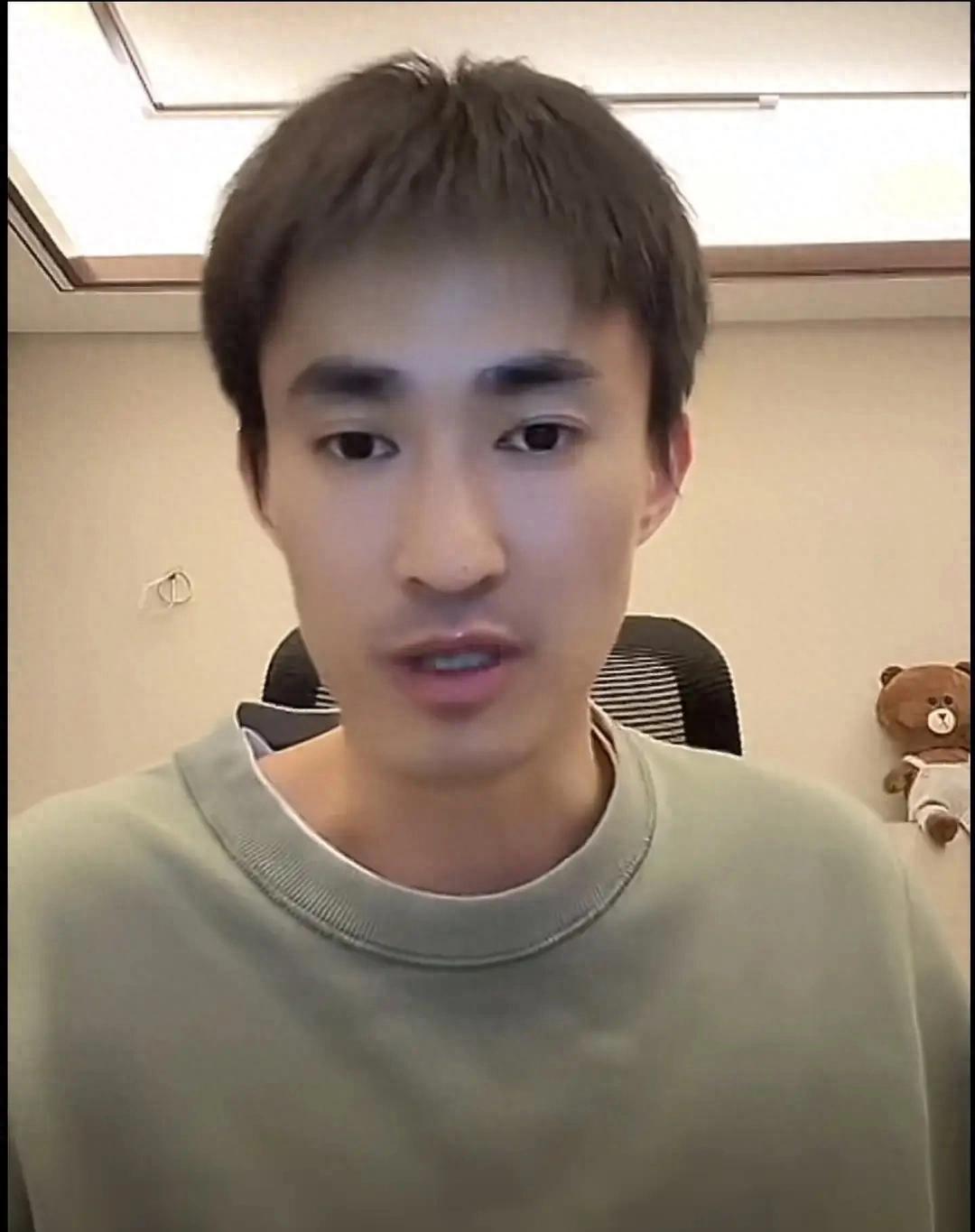 平野美宇教练张成评价孙颖莎那场球，真正的重点不是夸奖，而是他看到了高水平比赛里最